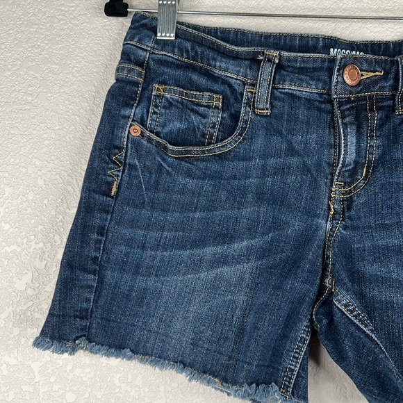 Mossimo Dark Wash Denim Raw Hem Jean Shorts Size 11 - Picture 2 of 4